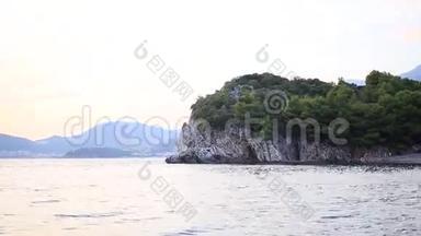 靠近女王海滩的岩石，靠近Sveti Stefa岛